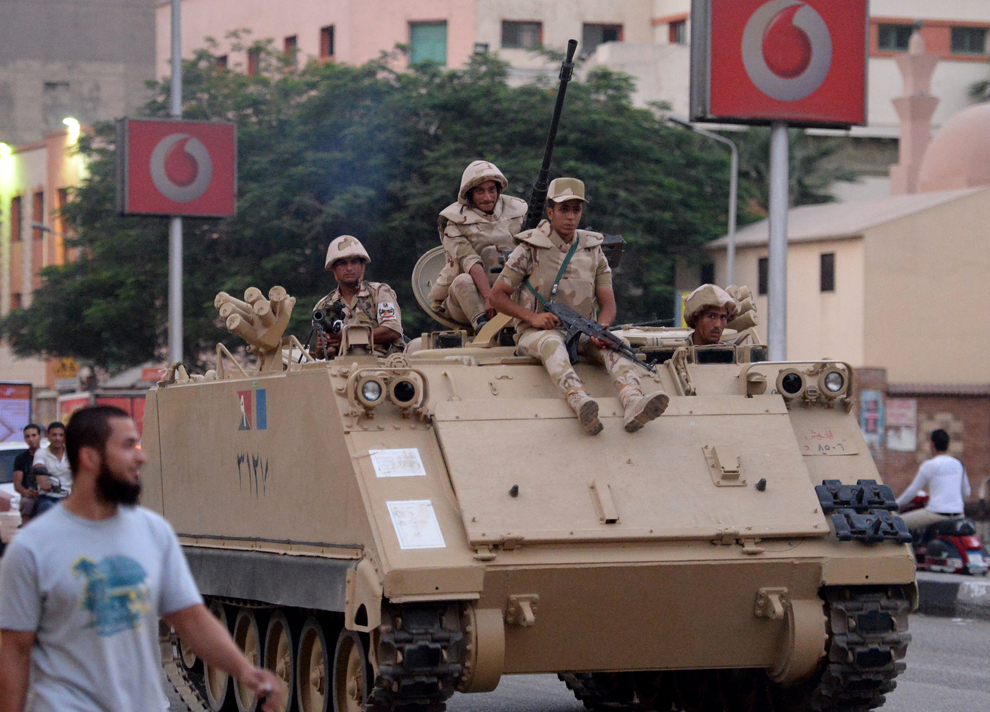 Soldaţi din armata egipteană stau pe un tanc, după ce armata a trimis zeci de vehicule blindate lângă suporterii preşedintelui islamist Mohamed Morsi, în Cairo, Egipt, miercuri, 3 iulie 2013. 