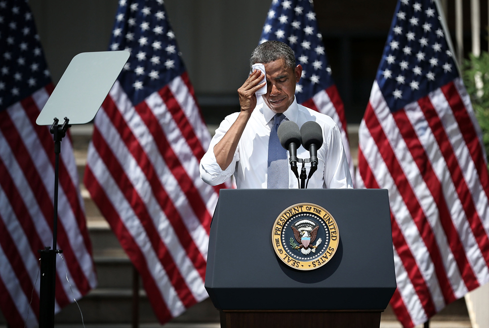 Preşedintele american Barack Obama îşi sterge transpiraţia de pe frunte în timpul unui discurs în cadrul căruia a făcut public planul său privitor la schimbările climatice, la Universitatea Georgetown din Washington, marţi, 25 iunie 2013. 