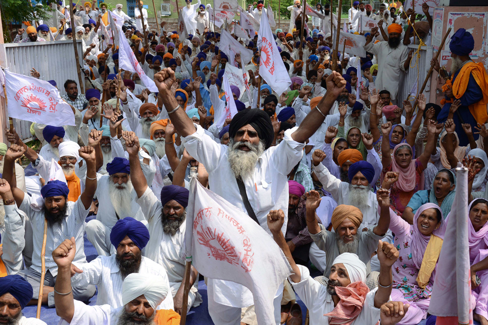 Fermieri indieni scandează sloganuri împotriva Comisiei pentru Reglementarea Electricităţii din Statul Punjab, în timpului unui protest, în Amritsar, joi, 27 iunie 2013. 