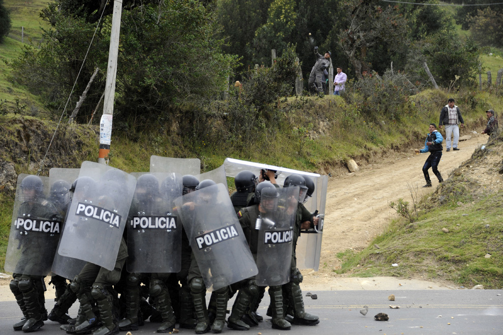 Fermieri columbieni aruncă cu pietre în poliţişti în timpul unor ciocniri violente desfaşurate la un blocaj rutier în La Calera, Cundinamarca, vineri, 23 august 2013. 
