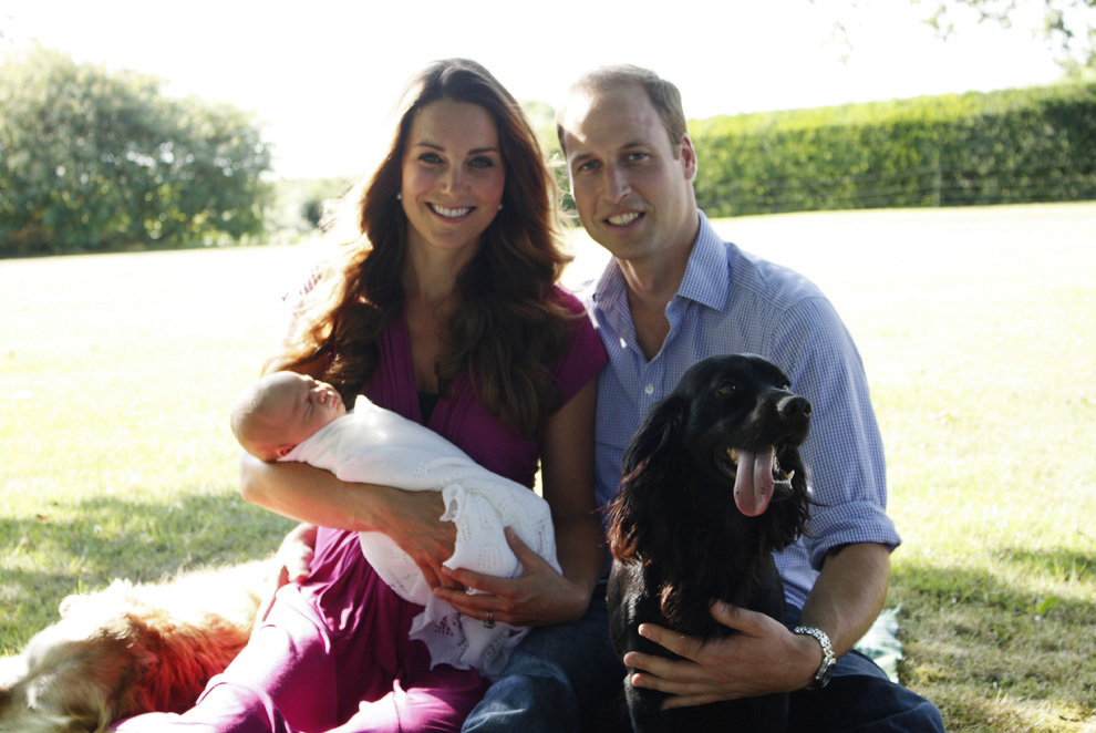 Prima fotografie oficială care îi prezintă pe Prinţul William alături de soţia sa,  Catherine, împreună cu fiul lor, Prinţul George Alexander Louis, la începutul lunii august 2013. Fotografia facută publicităţii este realizată de Michael Middelton, tatăl Catherinei. 
