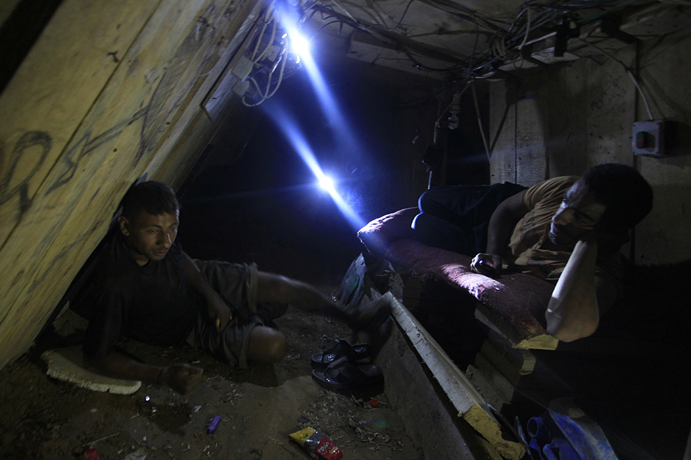 Muncitori palestinieni se odihnesc într-un tunel folosit pentru contrabandă, săpat sub graniţa dintre Gaza şi Egipt, marţi 24 august 2013. 