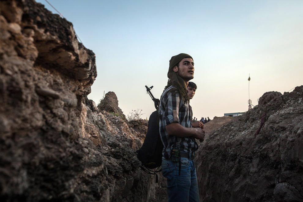 Luptători ai Comitetului de Protecţie a Populaţiei Kurde (YPG) stau în tranşee, în apropierea oraşului Derik, lângă graniţa cu Turcia şi Iraq, miercuri, 28 august 2013. Zeci de militanţi au fost ucişi în ultima perioadă în confruntările din nordul Siriei dintre kurzi şi rebelii arabi. 