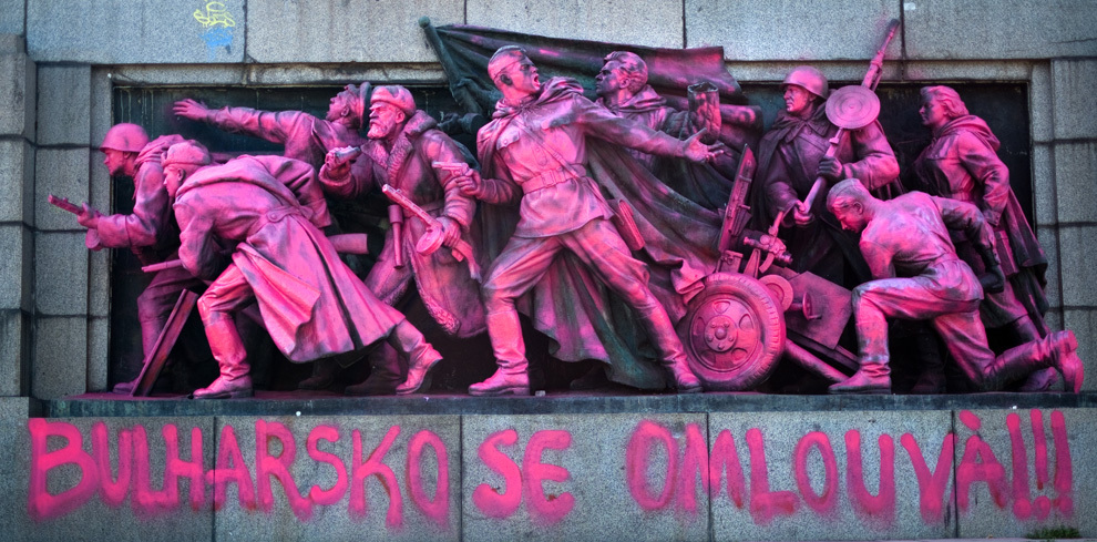 Monumentul Armatei Sovietice din Sofia, Bulgaria, este pictat roz şi inscripţionat cu mesajul “Praga ‘68” şi “Bulgaria işi cere scuze ” de un artist necunoscut,  în semn de protest împotriva participării armatei bulgare la invazia sovietică a orasului Praga din 1968, miercuri, 21 august 2013. 