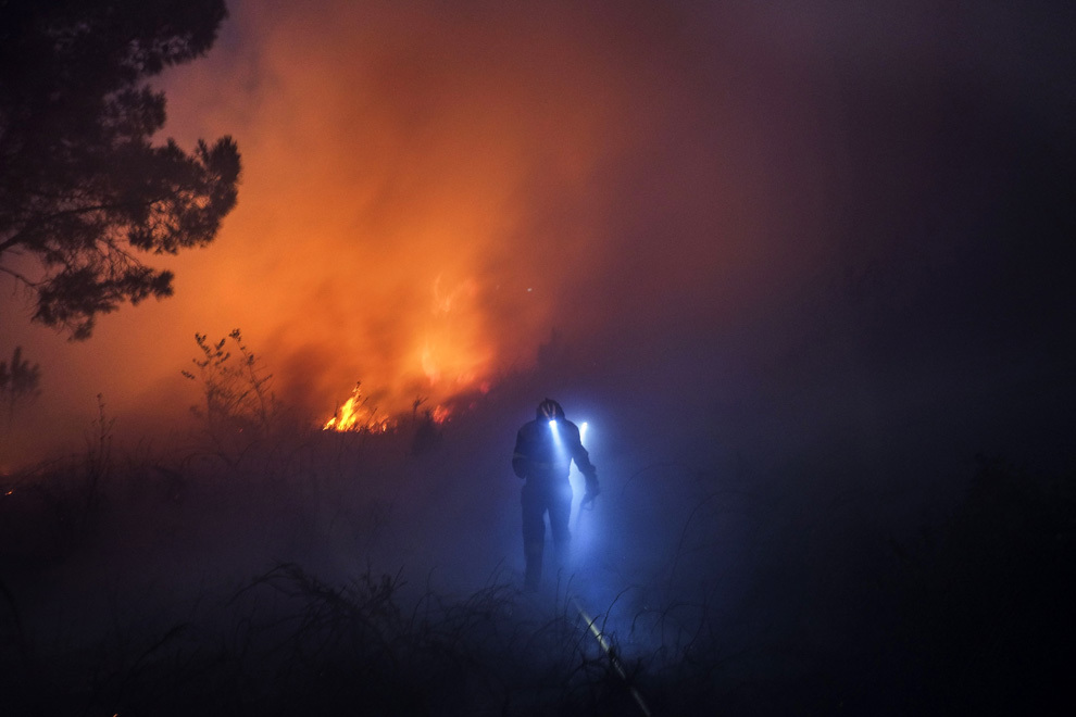 Pompieri intervin într-o zonă afectată de incendiile de vegetaţie, provocate de temperaturile ridicate, lângă La Coruna, Spania, joi, 29 August 2013. 