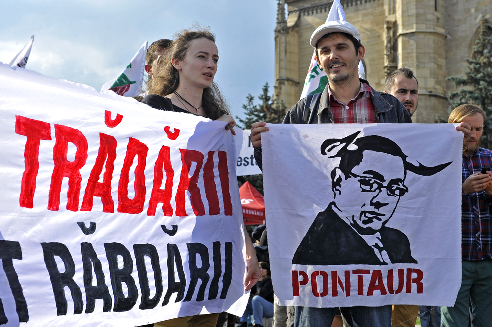Persoane protestează faţă de exploatarea minereurilor din perimetrul Roşia Montană, în Cluj-Napoca, duminică, 1 septembrie 2013. 