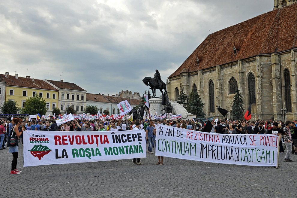 Persoane protestează faţă de exploatarea minereurilor din perimetrul Roşia Montană, în Cluj-Napoca, duminică, 1 septembrie 2013. 