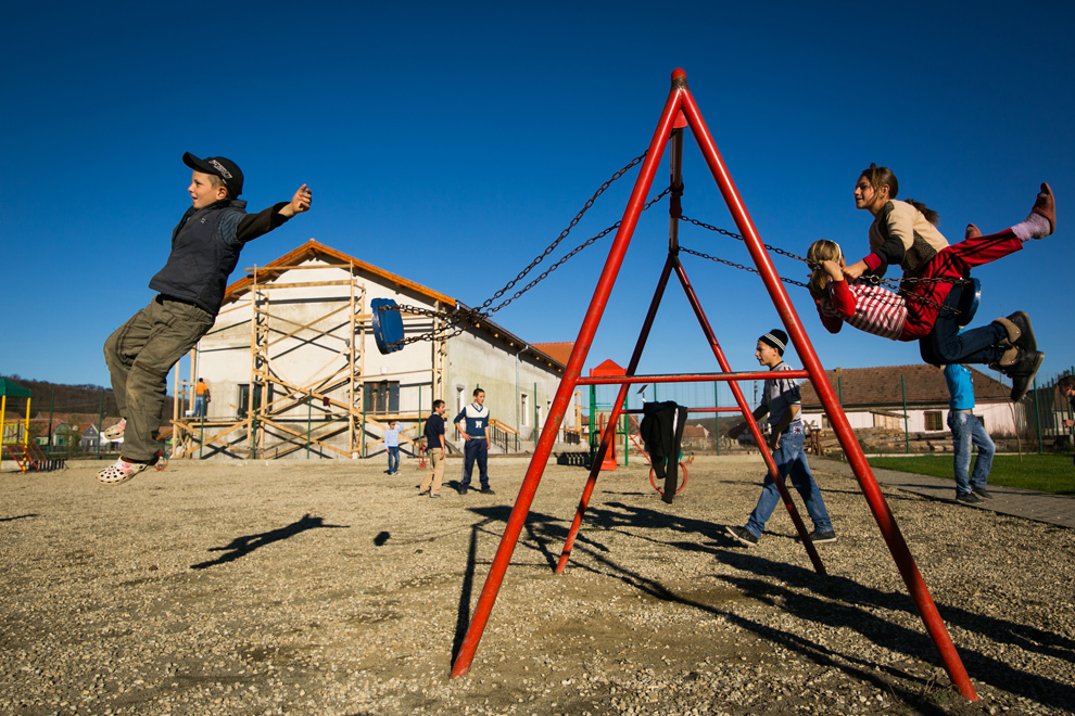 Copii se joacă în parcul din satul Bogatu, judeţul Sibiu, vineri, 8 noiembrie 2013.