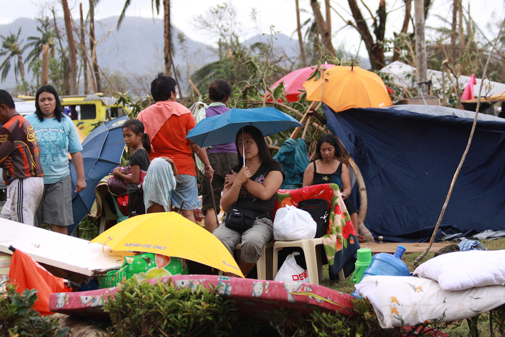 Imagine oferită prin amabilitatea World Food Programme prezintă supravieţuitori ai taifunului Haiyan, în Tacloban, Filipine, sâmbătă, 9 noiembrie 2013. 