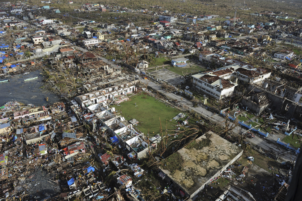 Fotografie aeriană ce arată case distruse în oraşul Guiuan, din provincia Samar, Filipine, luni, 11 noiembrie 2013. 