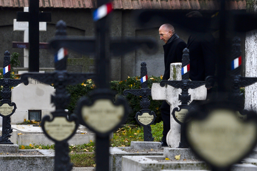 Ambasadorul Franţei în România, Philippe Gustin, soseşte la ceremonia de comemorare a Armistiţiului de după Primul Razboi Mondial de la 11 noiembrie 1918, desfăşurată în sectorul francez al cimitirului militar Bellu din Bucureşti, luni, 11 noiembrie 2013. 