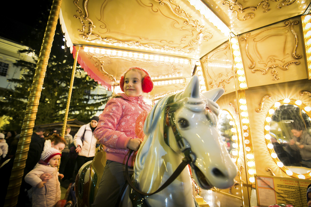 O fetiţă se relaxează cu ocazia deschiderii Târgului de Crăciun, amenajat în Piaţa Mare din Sibiu, vineri, 22 noiembrie 2013.