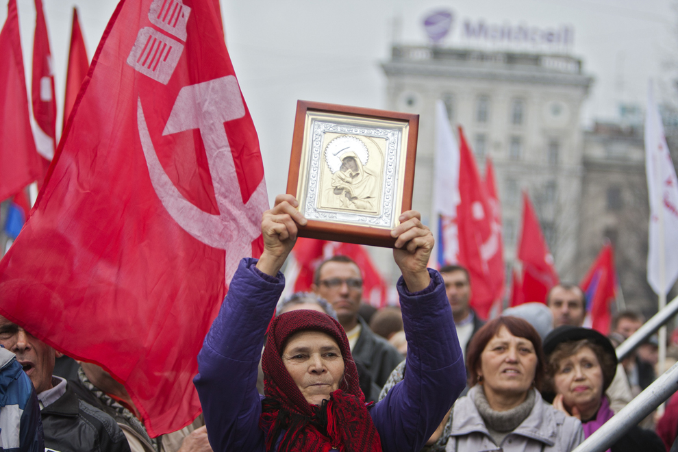 Persoane protestează în Piaţa Mare a Adunării Naţionale din Chişinău, Republica Moldova, sâmbătă, 23 noiembrie 2013. Cel puţin 15.000 de persoane au manifestat la Chişinău, la apelul Partidului Comuniştilor din Republica Moldova (PCRM), împotriva semnării unui acord de asociere între această fostă republică sovietică şi Uniunea Europeana (UE) prevăzute pentru săptămâna viitoare.