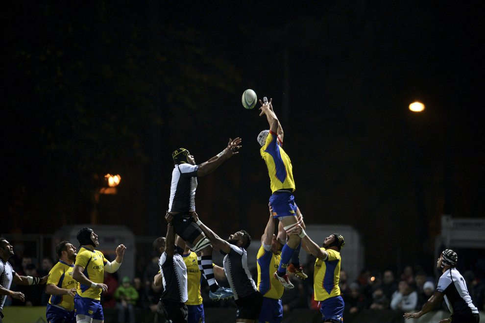 Meciul de rugby între selecţionata României (echipament galben - albastru) şi echipa naţională a statului Fiji (echipament alb - negru), desfăşurat pe Stadionul de Rugby Arcul de Triumf, în Bucureşti, sâmbătă, 23 noiembrie 2013.