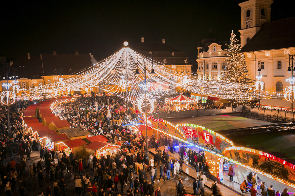 Oameni asistă la deschiderea Târgului de Crăciun, amenajat în Piaţa Mare din Sibiu, vineri, 22 noiembrie 2013.