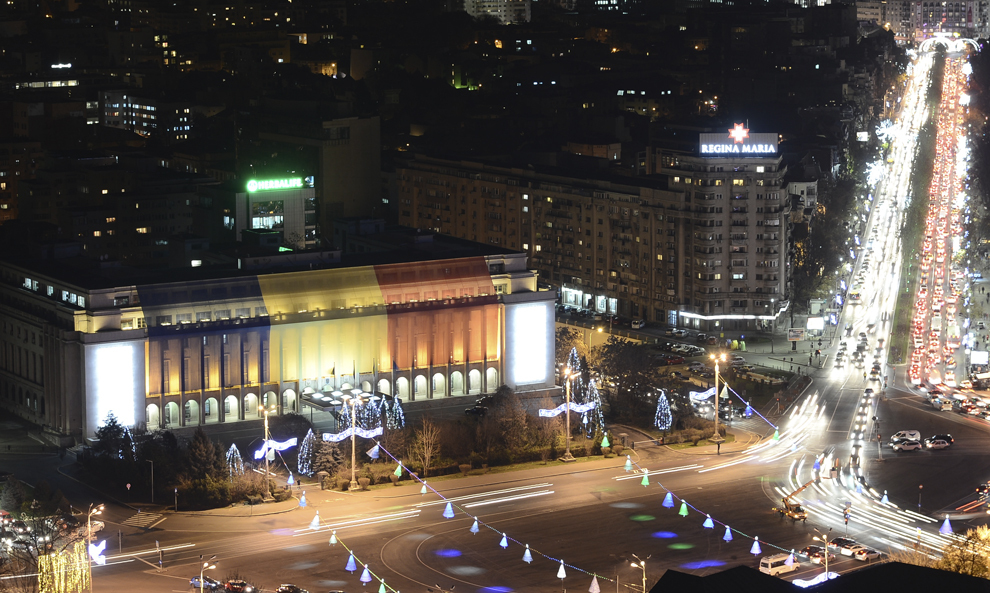Palatul Victoria este iluminat în culori tricolore, în Bucureşti, vineri, 6 decembrie 2013.