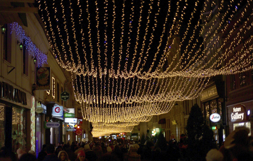 Strada Republicii din Braşov este decorată cu un tavan cu luminiţe, vineri, 6 decembrie 2013.