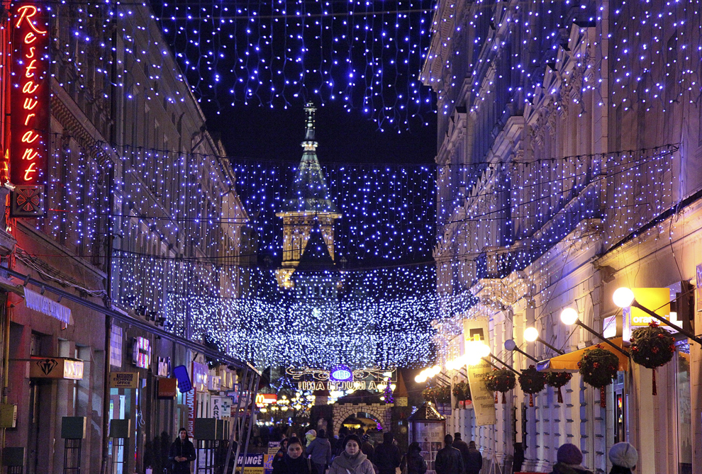 Lumini ornamentale sunt aprinse cu ocazia sărbătorilor de iarna, în Timişoara, vineri, 6 decembrie 2013.