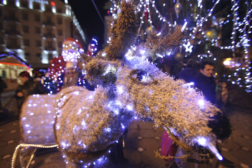 Lumini ornamentale sunt aprinse cu ocazia sărbătorilor de iarna, în Timişoara, vineri, 6 decembrie 2013.