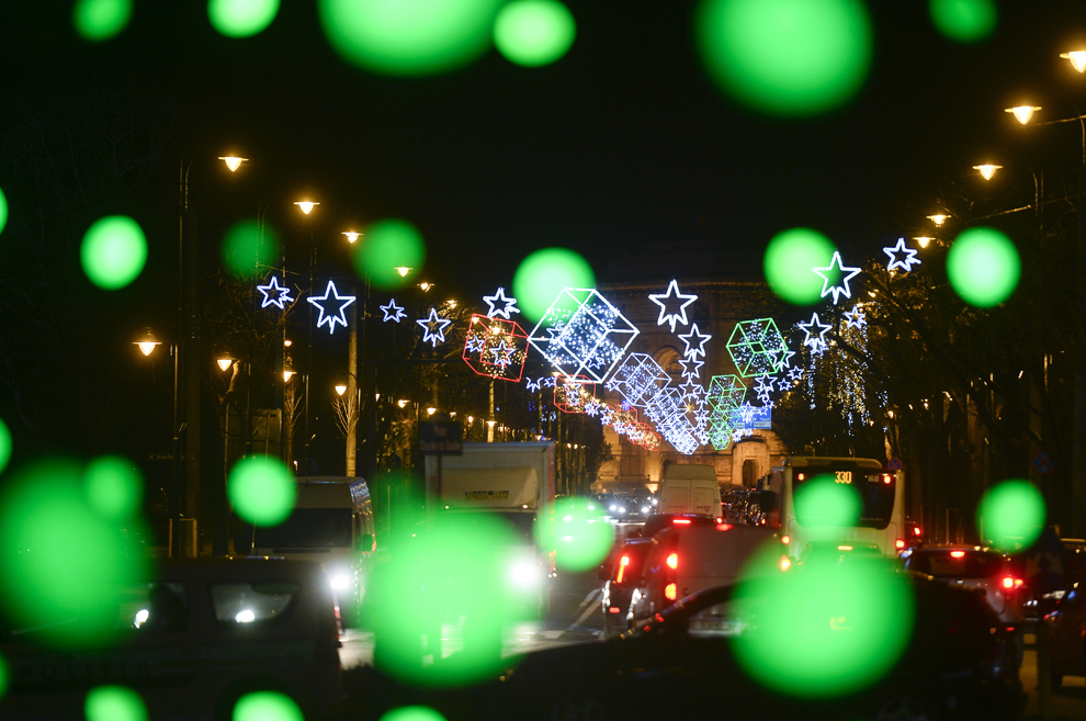Instalaţii de iluminat sunt aprinse în Piaţa Charles de Gaulle din Bucureşti, vineri, 6 decembrie 2013.