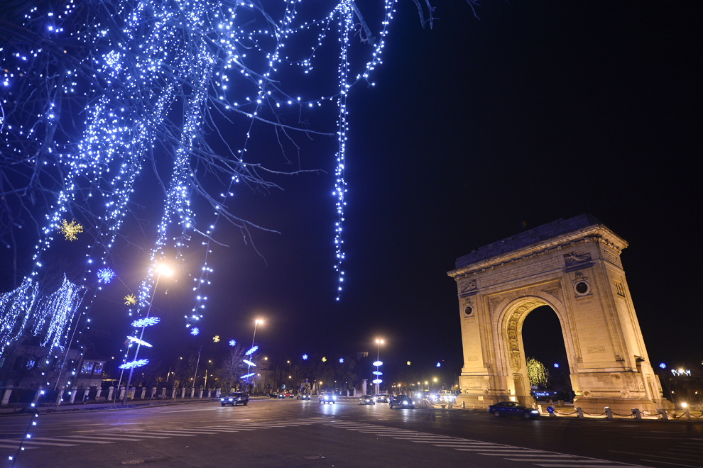 Instalaţii de iluminat sunt aprinse în Piaţa Charles de Gaulle din Bucureşti, vineri, 6 decembrie 2013.