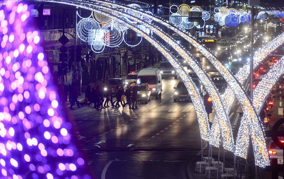 Instalaţii de iluminat sunt aprinse pe bulevardul Magheru din Bucureşti, vineri, 6 decembrie 2013.