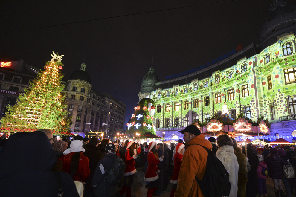 Persoane vizitează Piaţa de Crăciun ce se desfăşoară pe esplanada cu statui din Piaţa Universităţii, cu ocazia aprinderii luminiţelor de sărbători, în Bucureşti, vineri, 6 decembrie 2013.