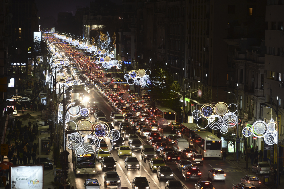 Instalaţii de iluminat sunt aprinse în Piaţa Romană din Bucureşti, vineri, 6 decembrie 2013.