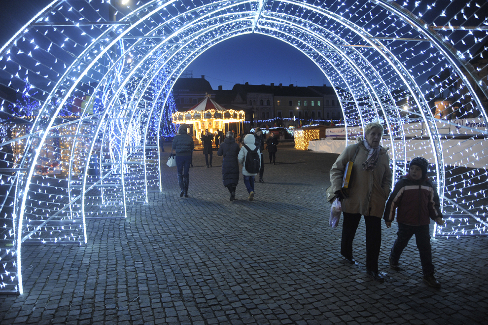 Oameni vizitează Târgul de Crăciun din Piaţa Unirii din Cluj, vineri, 6 decembrie 2013.