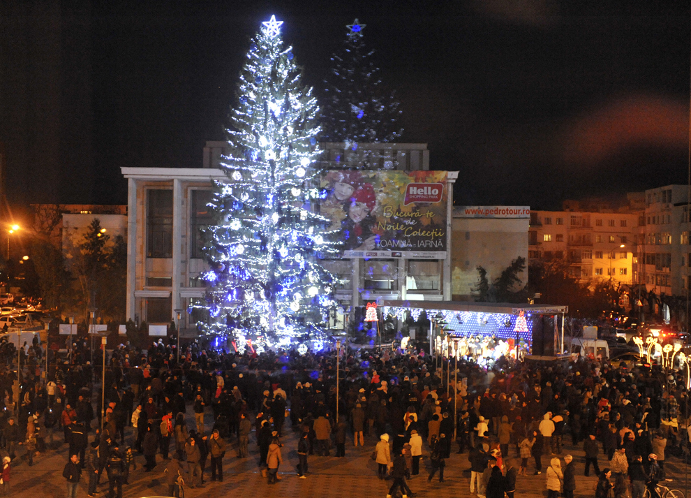 Oameni participă la festivitatea de aprindere a bradului de Crăciun din Piaţa Tricolorului, în Bacău, vineri, 6 decembrie 2013.