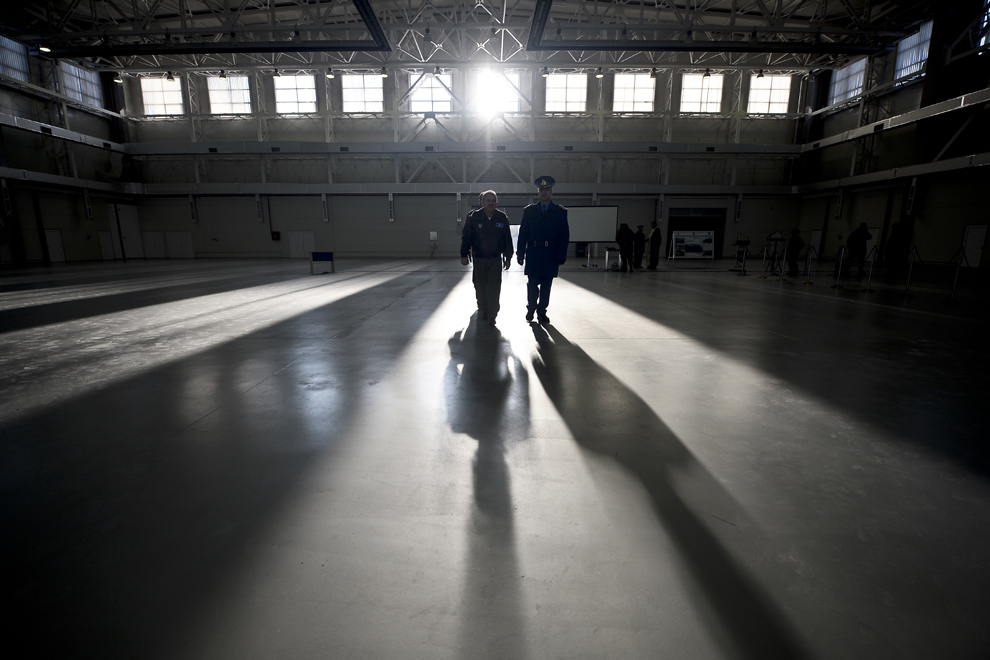 Soldaţi traversează noul hangar de mentenanţă pentru aeronavele C130 Hercules, inaugurat la Flotila 90 de Transport Aerian Otopeni, marţi, 3 decembrie 2013.