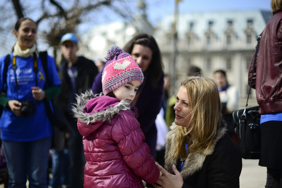 O femeie discută cu Alexandra, şapte ani, care suferă de o formă de autism, în timpul unui eveniment organizat de Asociaţia Învingem Autismul, în ziua Internaţională a Conştientizării Autismului, în Bucureşti, marţi, 2 aprilie 2013.