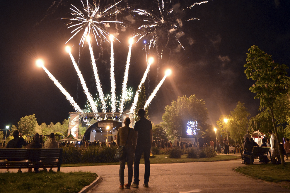 Un cuplu urmăreşte focurile de artificii aprinse cu ocazia Zilei Europei, în parcul Crângaşi din Bucureşti, joi, 9 mai 2013.