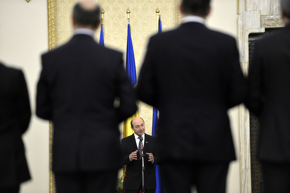 Preşedintele României, Traian Băsescu, susţine un discurs, în timpul unei ceremonii în care decorează angajaţi ai Grupului Dacia-Renault, la Palatul Cotroceni, în Bucureşti, marţi, 15 ianuarie 2013.