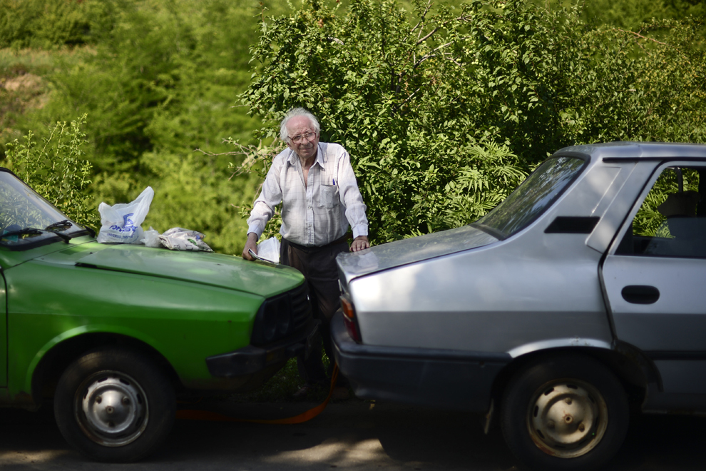 Voicu Ion, posesor de 11 ani al unui autoturism Dacia 1310, aşteaptă lângă două autovehicule să îşi recicleze maşina, în afara unităţii REMAT, zona Chitila, luni, 10 iunie 2013.