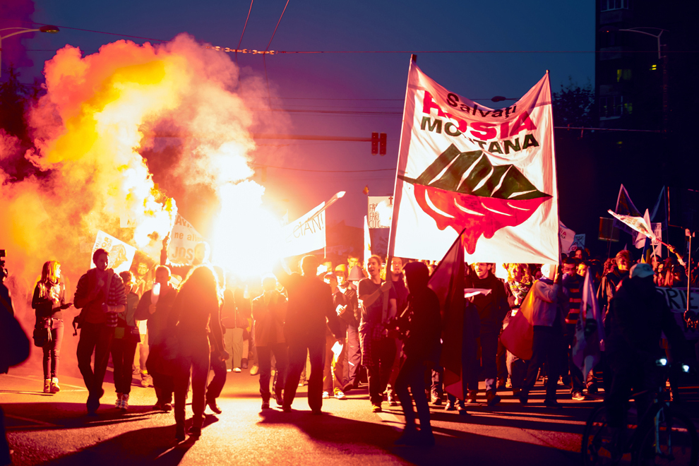 Persoane protestează faţă de proiectul minier de la Roşia Montană, solicitând respingerea acestuia, în Cluj-Napoca, duminică, 29 septembrie 2013.