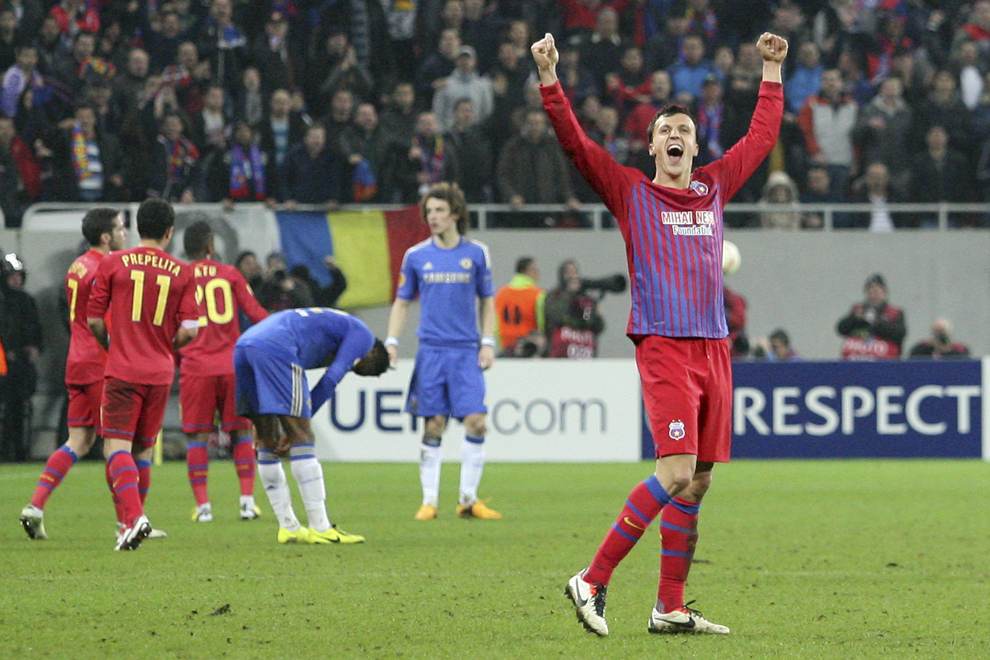 Vlad Chiricheş, de la Steaua Bucureşti, se bucură la finalul meciului cu Chelsea Londra, contând pentru prima manşă a optimilor de finală ale Ligii Europa, disputat în Bucureşti, joi, 7 marţie 2013.