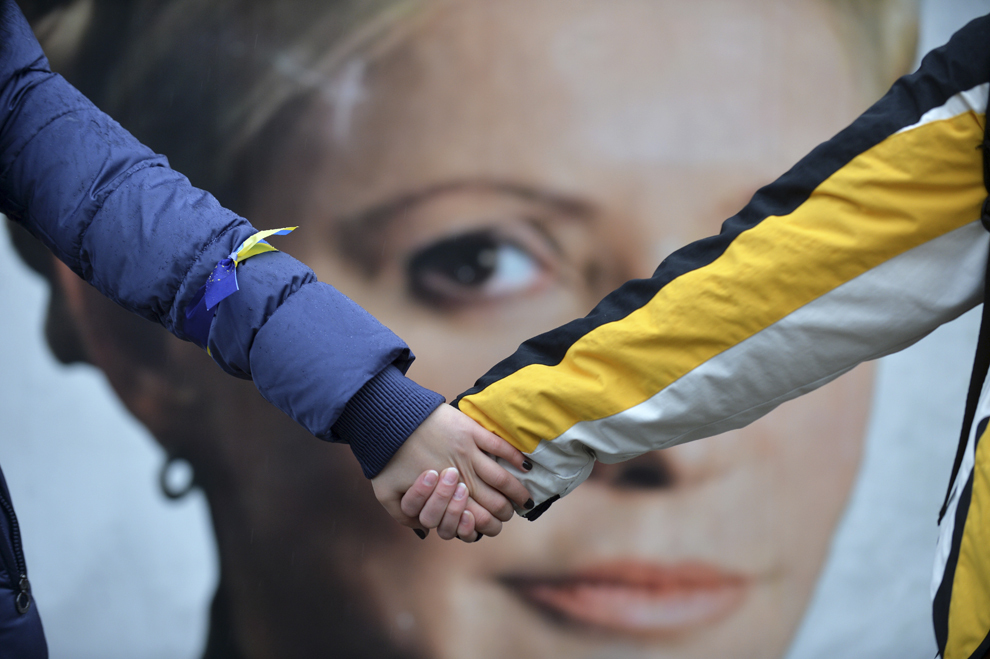 Studenţi ucrainieni se ţin de mână pentru a face un lanţ uman, simbolizând unirea Ucrainei cu Uniunea Europeană, în Kiev, în noiembrie 2013.
