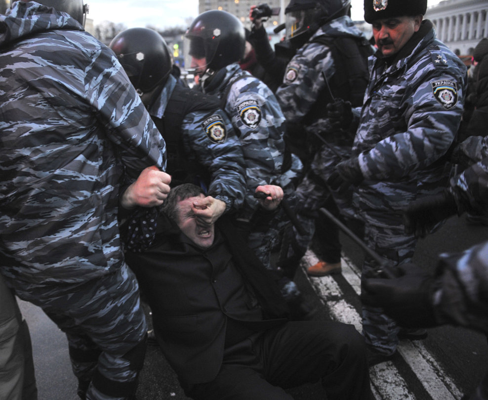 Un demonstrant este ridicat de forţele de ordine în timpul unui protest, în Kiev, Ucraina, vineri, 29 noiembrie 2013. 