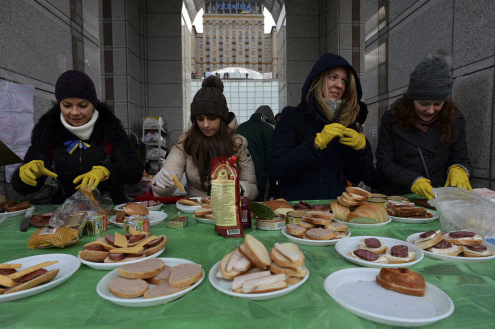 Voluntari pregatesc sandvişuri pentru protestatarii pro-UE, în piaţa Independenţei din Kiev, miercuri, 4 decembrie 2013.
