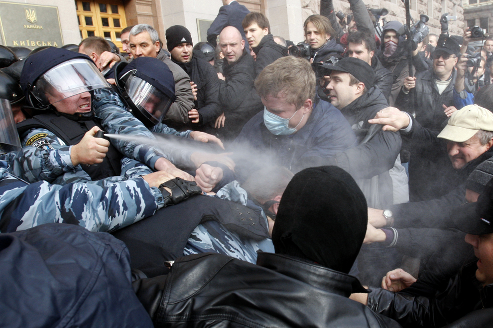 Activişti ucrainieni se luptă cu jandarmii în încercarea de a intra în clădirea primăriei din Kiev, miercuri, 2 octombrie 2013.