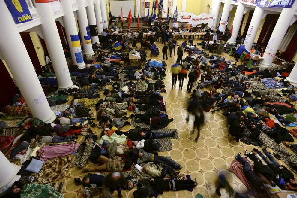 Suporteri ai opoziţiei dorm pe jos în primaria oraşului Kiev, vineri, 6 decembrie 2013.