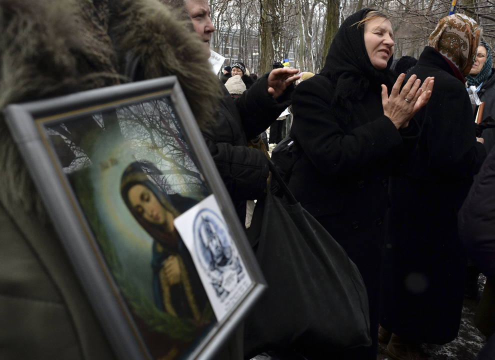Credincioşi ortodocşi ruşi, participă la o procesiune religioasă împotriva integrării Ucrainei în Uniunea Europeană, în Kiev, vineri, 6 decembrie 2013.