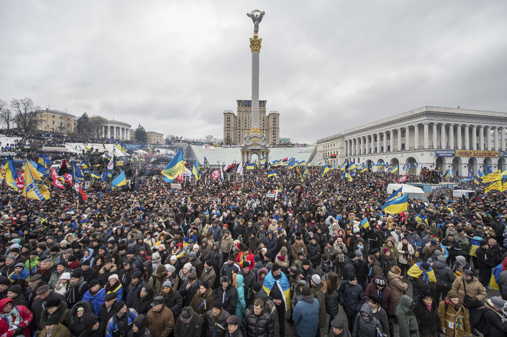 Persoane participă la un miting de protest denumit "Marşul Milioanelor", în piaţa Independenţei din Kiev, duminică, 8 decembrie 2013.
