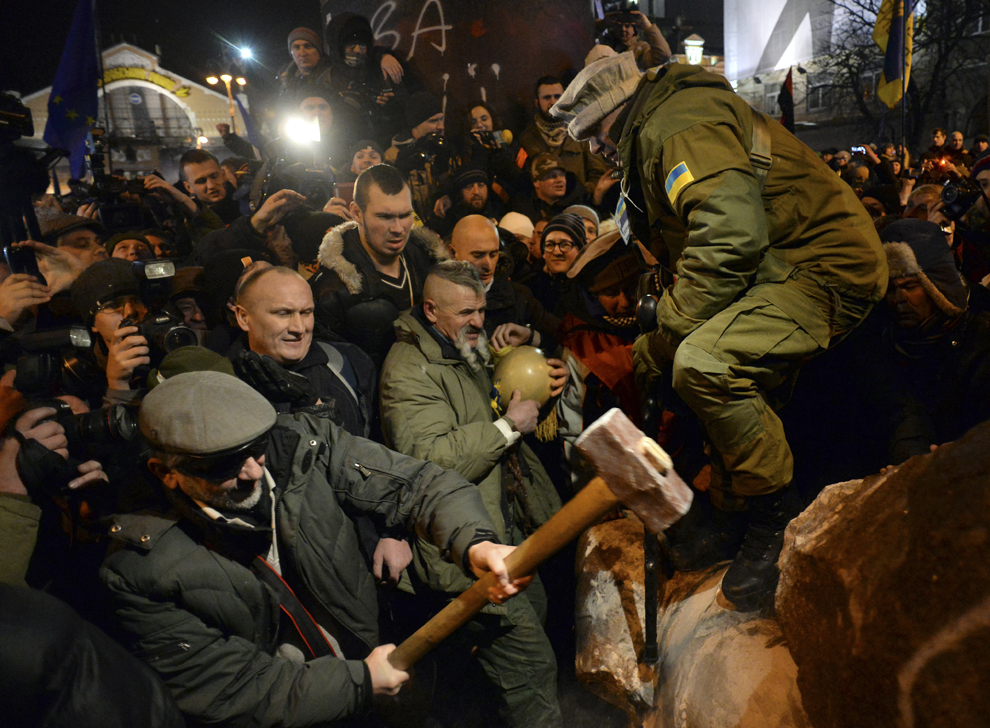 Protestatari dărâmă statuia lui Lenin, în timpul unui miting de protest denumit "Marşul Milioanelor", în piaţa Independenţei din Kiev, duminică, 8 decembrie 2013.
