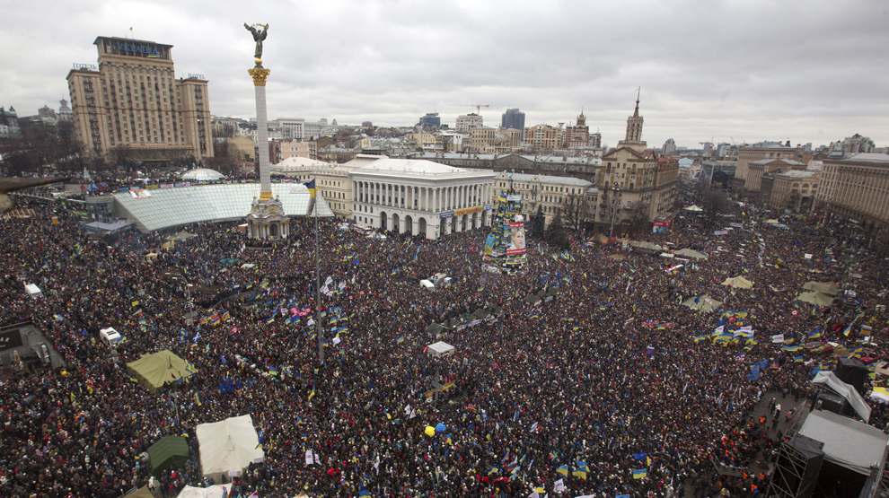 Persoane participă la un miting de protest denumit "Marşul Milioanelor", în piaţa Independenţei din Kiev, duminică, 8 decembrie 2013.