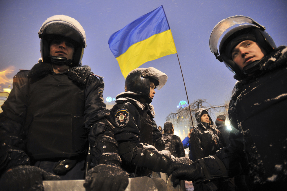 Forţe de ordine privesc către demonstranţi Pro-UE, în Piaţa Independenţei din Kiev, luni, 9 decembrie 2013.