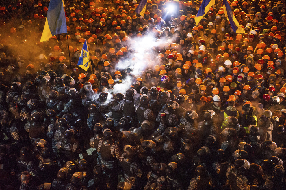 Forţe de ordine se ciocnesc cu protestatari,  în piaţa Independenţei din Kiev, miercuri, 11 decembrie 2013.