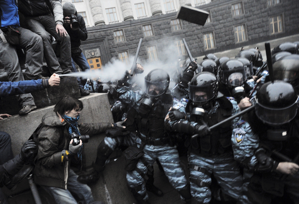 Protestatari folosesc gaze lacrimogene în timpul unei ciocniri cu forţele de ordine, în faţa Guvernului, în timpul unui protest în Kiev, Ucraina, duminică, 24 noiembrie 2013.