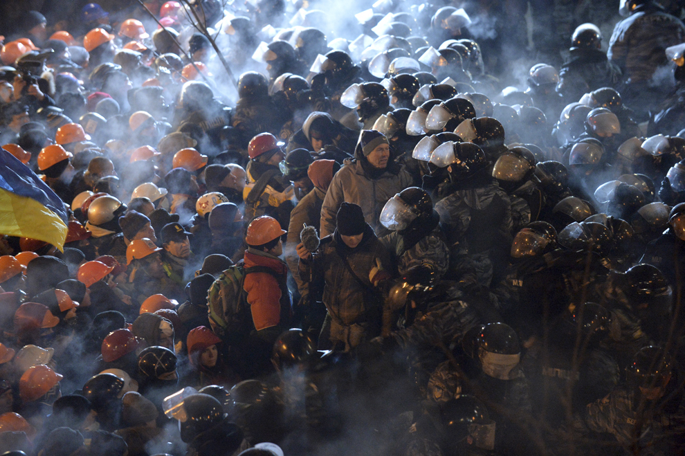 Forţe de ordine se ciocnesc cu protestatarii, în piaţa Independenţei din Kiev, miercuri, 11 decembrie 2013.
